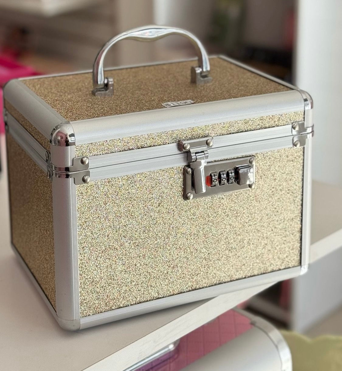 Maletín dorado con espejo